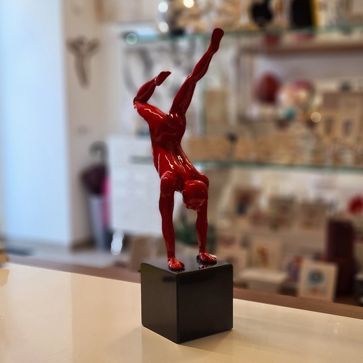 Scultura Acrobatic Red Man - immagine 3